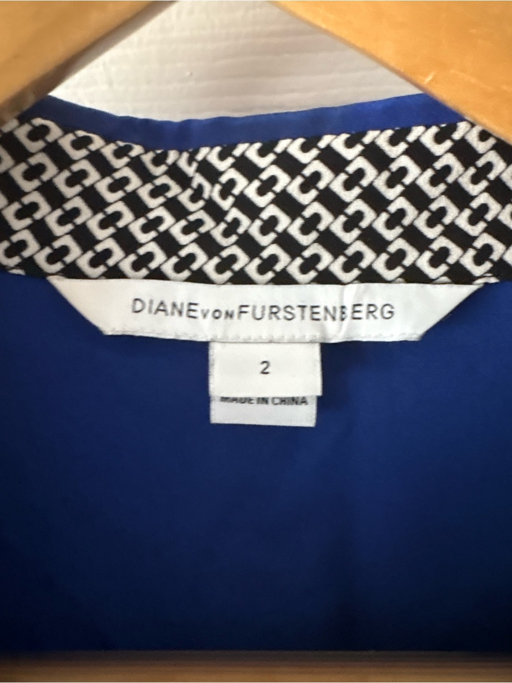 Diane von Furstenberg silk long-sleeve blouse Size 2 - Picture 3 of 5